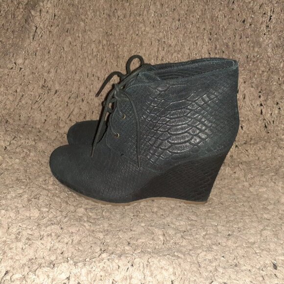 ROSEGOLD BRAND-Snakeskin Textured Black Suede Wedge Booties-Sz 37.5-Near Mint - Picture 2 of 8